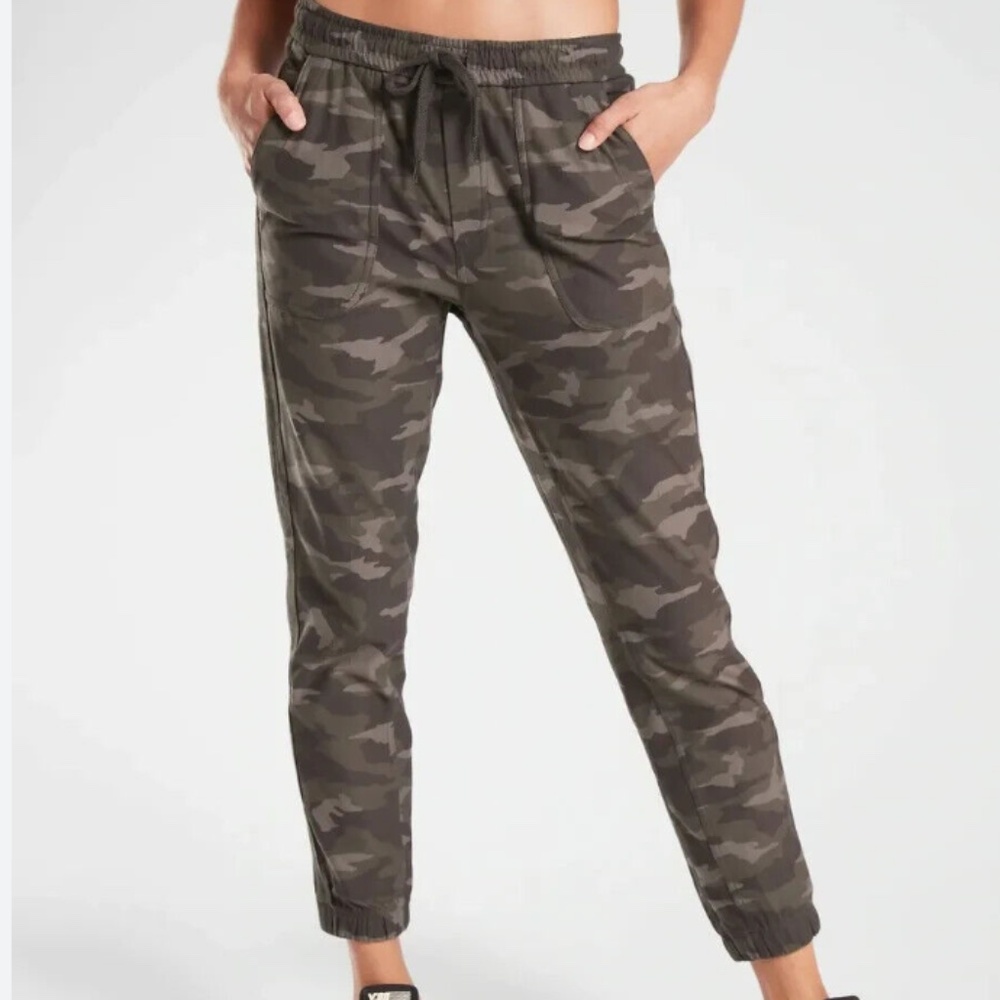 Athleta Farallon Jogger Pants in Camo Green Size 14
